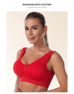 Détail du soutien-gorge de sport rouge sans couture avec bretelles larges et polaire