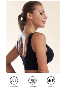 Détail d'un soutien-gorge de sport noir avec larges bretelles et tissu stretch respirant