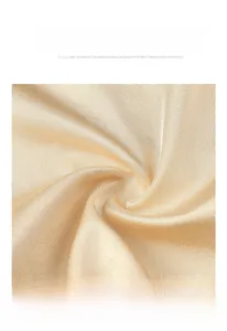 Gros plan sur le tissu soyeux et respirant de la culotte gainante couleur champagne
