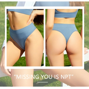 Detail von blauem String-Tanga aus Rippstrick mit hoher Taille und Baumwollzwickel