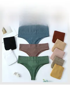 Makroaufnahme nahtloser T-Back-Slips aus gerippter Baumwolle in 10 neutralen Farben