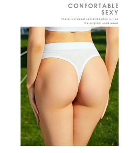 Rückansicht eines weißen Tangas am Modell mit Rippstruktur und nahtlosem Design