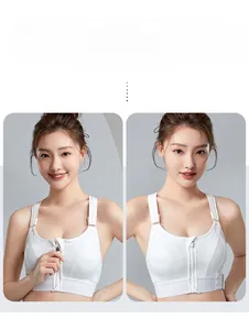 Dettaglio reggiseno sportivo bianco con zip frontale, spalline larghe e supporto elevato