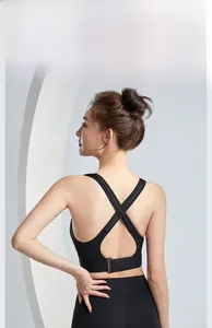 Vista dettagliata della schiena di un reggiseno sportivo nero con spalline incrociate