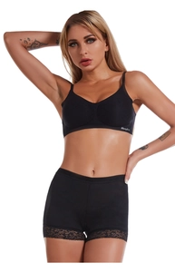 Détail d'un ensemble soutien-gorge de nuit sans couture noir et culotte en dentelle