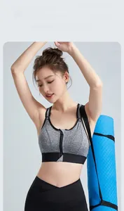 Dettaglio del reggiseno sportivo grigio con motivo a treccia e zip anteriore pratica