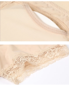 Détail du tissu en maille respirant et de la dentelle fine sur la culotte gainante