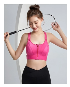 Dettaglio del reggiseno sportivo rosa con zip frontale e tessuto a rete traspirante