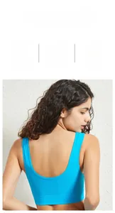 Détail d'un soutien-gorge de sport bleu sans couture avec dos en U et texture côtelée