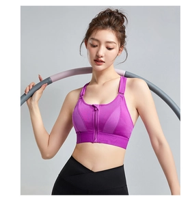 Dettaglio del reggiseno sportivo viola con cerniera frontale e spalline larghe di supporto