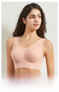 Gros plan sur un soutien-gorge de sport rose sans couture avec texture alvéolée respirante
