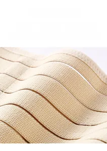 Gros plan de la ceinture de sudation beige montrant le mesh respirant et l'élasticité