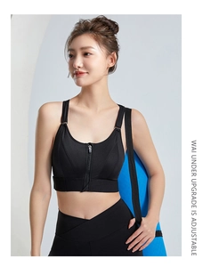 Dettaglio di un reggiseno sportivo nero con cerniera frontale e spalline regolabili