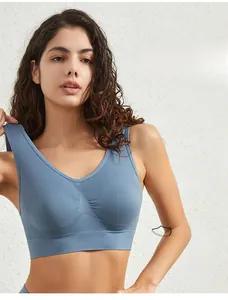 Détail du soutien-gorge de sport bleu clair avec bonnets 3D et bandes de maintien