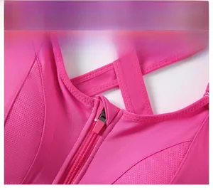 Dettaglio del reggiseno sportivo rosa con cerniera frontale e tessuto a rete traspirante
