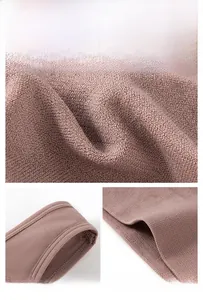 Détail macro du tissu en maille respirant et des larges bretelles du soutien-gorge