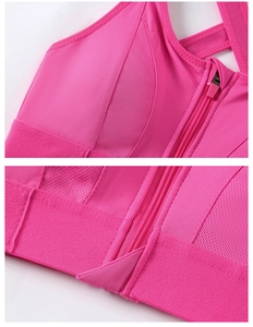 Dettaglio del reggiseno sportivo rosa con zip frontale e tessuto mesh traspirante