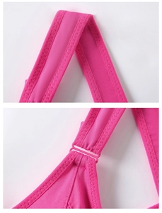 Dettaglio macro del reggiseno sportivo rosso rosa con tracolla larga e cucitura rinforzata