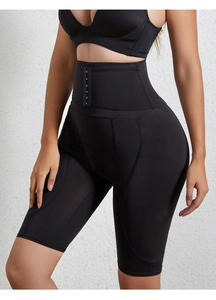 Detail der Miederhose mit hoher Taille und verstellbarem Hakenverschluss zur Formung