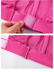 Dettaglio del reggiseno sportivo rosa con tessuto a rete e fibbia a forma di cuore
