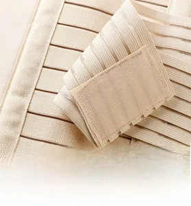 Détail d'une gaine ventrale pour hommes avec tissu respirant et doubles bandes de serrage