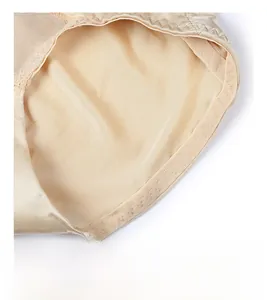 Gros plan des coutures précises et des bords sans couture sur la gaine à taille haute