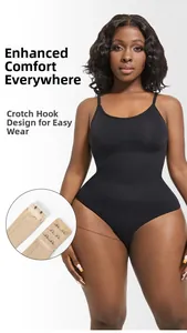Détail de la fermeture à crochets sur trois rangs d'un body gainant noir pratique