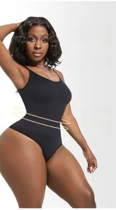 Détail d'un body de compression noir avec tissu extensible pour affiner la taille