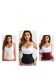Set de gaine amincissante en beige, noir et bordeaux montrant la texture élastique
