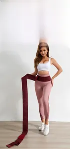 Détail de la ceinture abdominale rouge avec système de fermeture velcro réglable