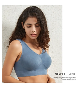 Détail d'un soutien-gorge de sport sans couture bleu avec col en V et tissu élastique