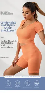 Dettaglio del set sportivo a coste arancione vivace con reggiseno sportivo e pantaloncini