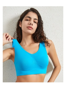 Détail de la brassière de sport sans couture bleu vif avec col en V et tissu côtelé