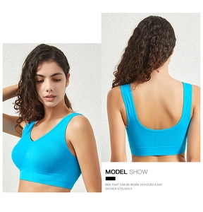 Détail du soutien-gorge de sport bleu électrique avec design sans couture et col en V