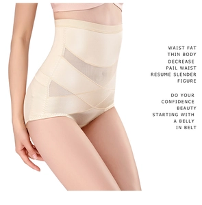 Détail de gaine amincissante taille haute avec effet push-up fessier et empiècement