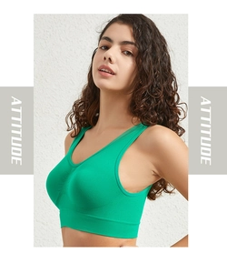 Détail de la brassière de sport verte avec col en U et bretelles larges pour yoga