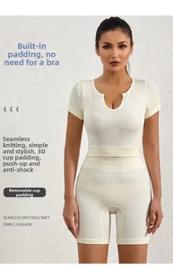 Dettaglio del top sportivo beige senza cuciture con coppe 3D rimovibili e tessuto traspirante