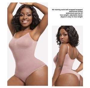 Détails d'un body gainant sans couture mauve avec contrôle du ventre et coupe haute