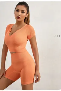 Dettaglio del set yoga arancione a costine che mostra il tessuto a maglia elastica