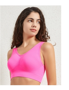 Détail du soutien-gorge de sport rose avec tissu sans couture élastique et larges bretelles