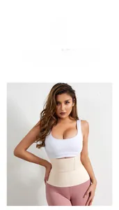 Détail de la ceinture abdominale beige sur mannequin montrant le tissu élastique respirant