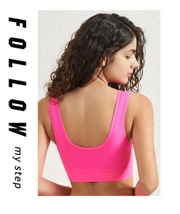 Détail macro du soutien-gorge de sport rose vif à texture côtelée et col en U élégant