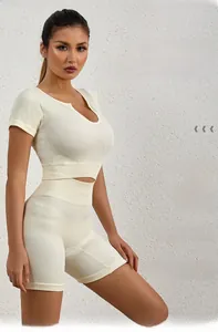 Dettaglio completo di set sportivo a costine con pantaloncini a vita alta e crop top