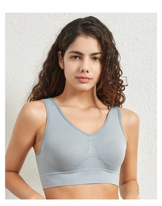 Détail du soutien-gorge de sport gris-bleu sans couture avec texture côtelée et col V