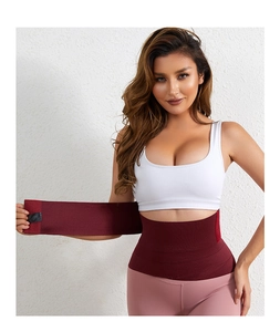 Détail de la ceinture abdominale bordeaux avec fermeture velcro sur un mannequin