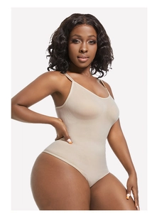 Détail d'un body sans couture beige avec tissu côtelé respirant et fines bretelles