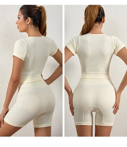 Dettaglio del set da yoga a costine bianco panna che mostra texture e vestibilità slim