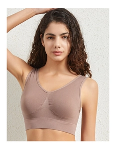 Détail des larges bretelles et du col en V de ce soutien-gorge de sport sans couture vieux rose