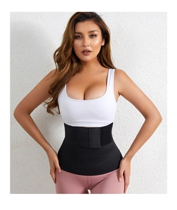 Gros plan de la ceinture de sudation noire avec bande velcro réglable pour le fitness