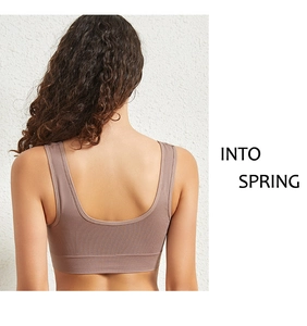 Détail d'un soutien-gorge de sport sans couture avec dos nu en forme de U et côtes